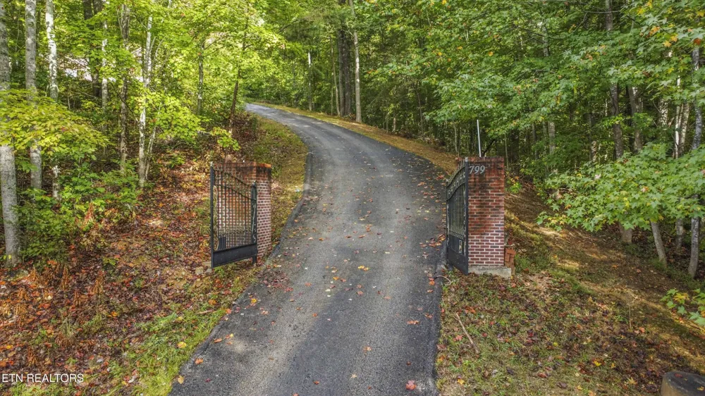 799 Twin Hills Lane Jacksboro, TN 37757