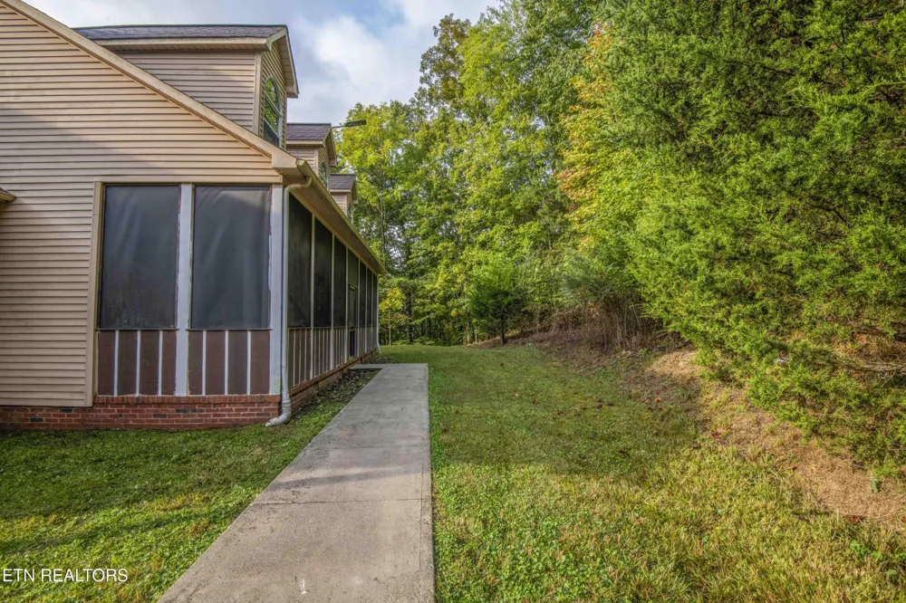 799 Twin Hills Lane Jacksboro, TN 37757