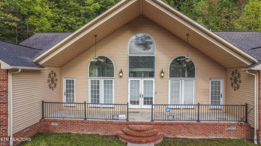 799 Twin Hills Lane Jacksboro, TN 37757