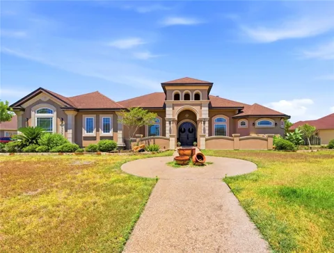 8401 Lago Vista Drive