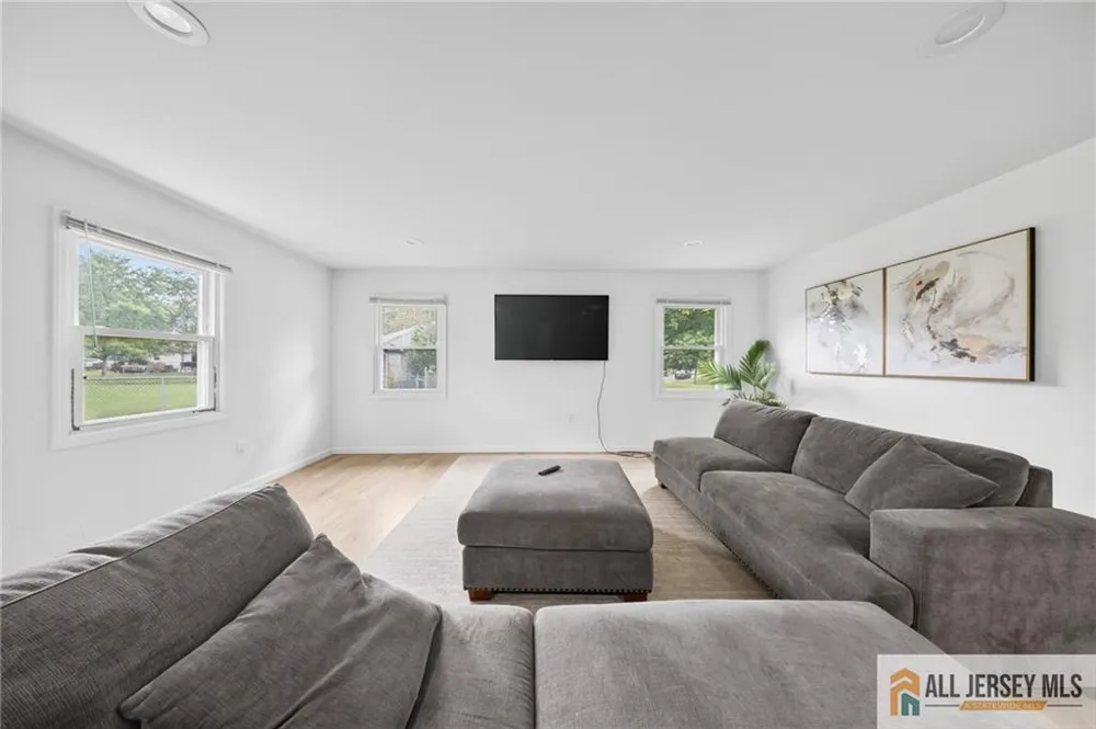 32 Lebed Drive Franklin, NJ 08873