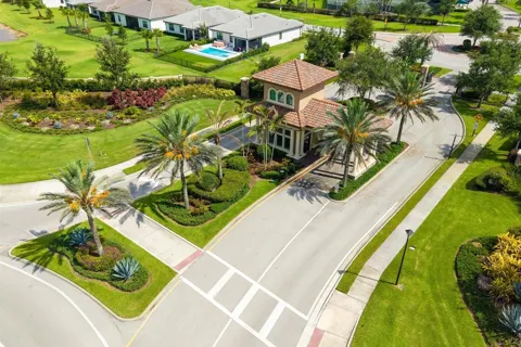 218 SE LONGVIEW DRIVE