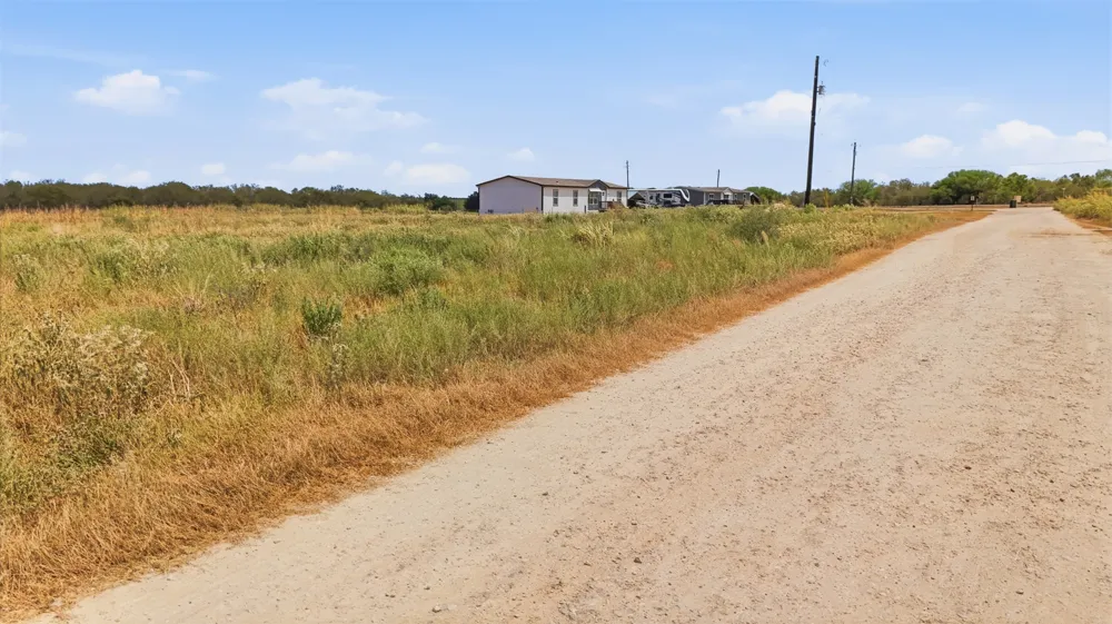 3 Private Rd 3042 Gonzales, TX 78629