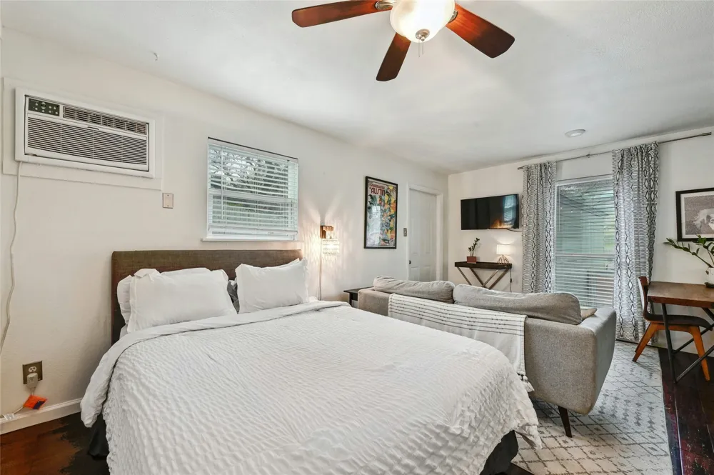 1103 Kenwood Avenue #B Austin, TX 78704