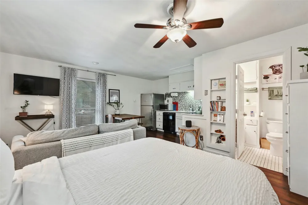 1103 Kenwood Avenue #B Austin, TX 78704