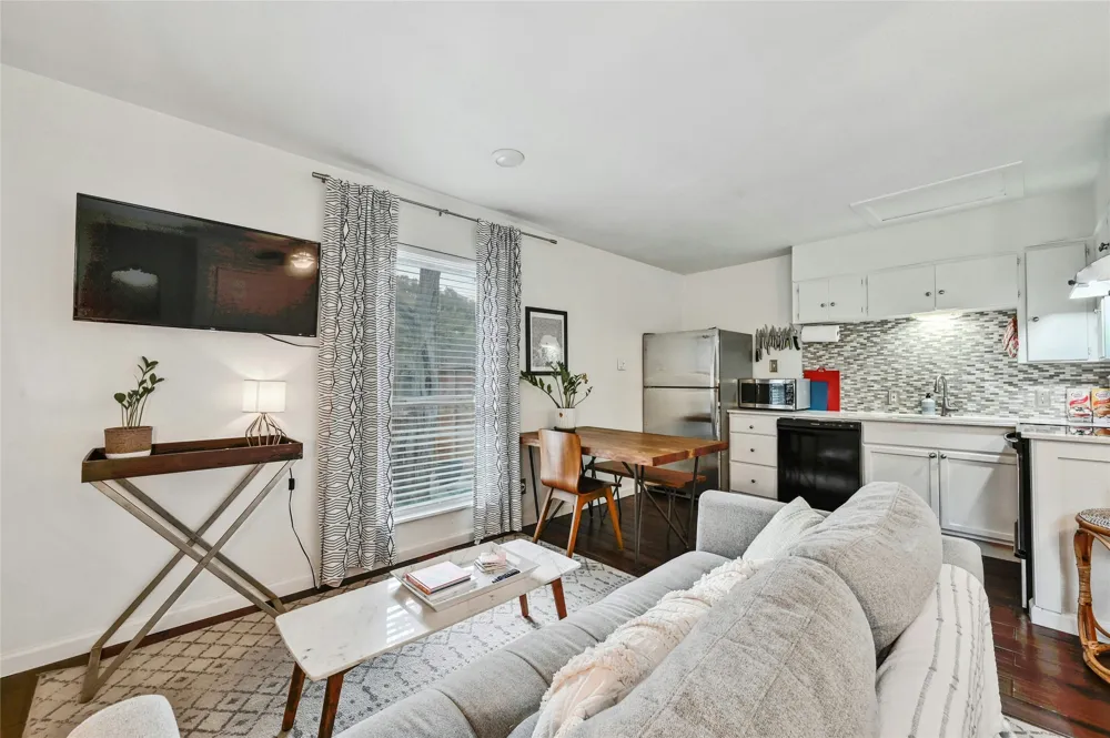 1103 Kenwood Avenue #B Austin, TX 78704