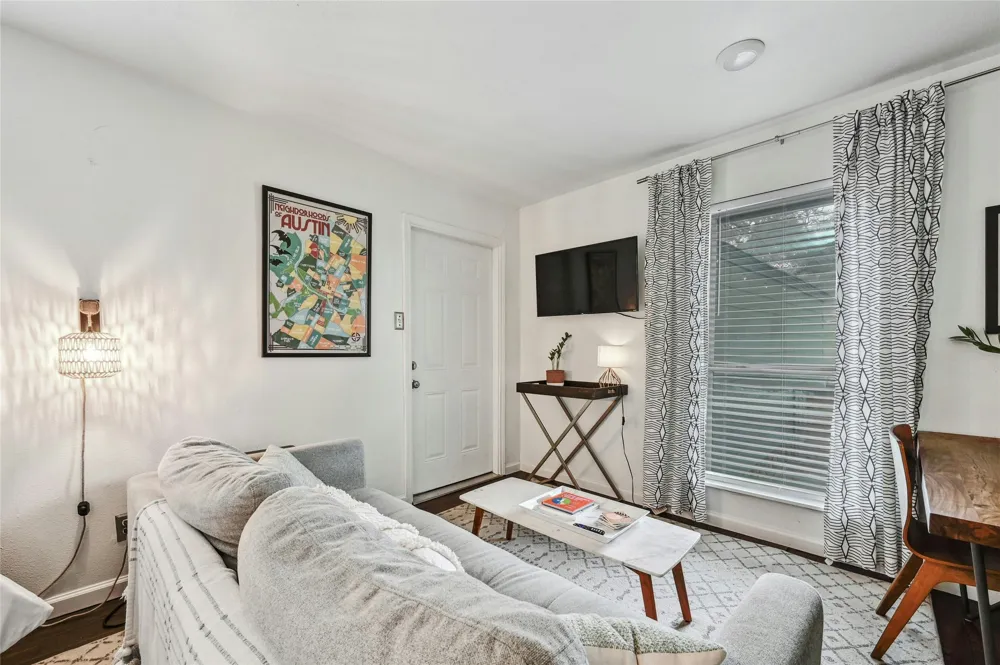 1103 Kenwood Avenue #B Austin, TX 78704