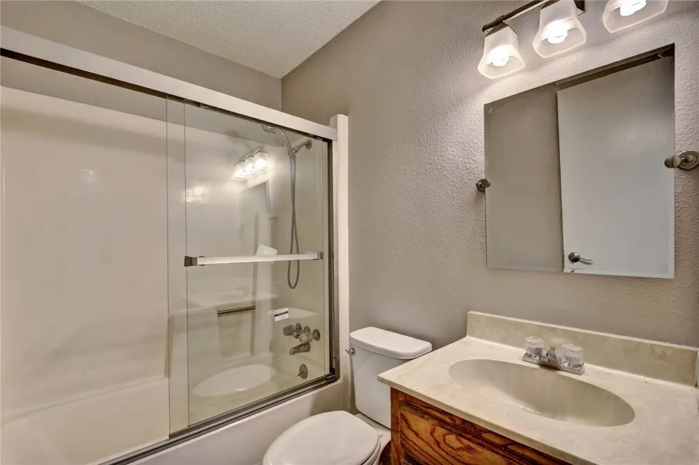 20800 Bonanza St #C Lago Vista, TX 78645