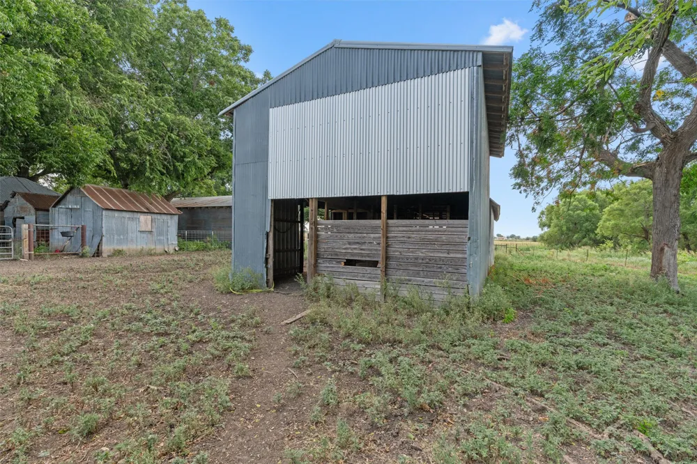 451 County Road 416 Taylor, TX 76574