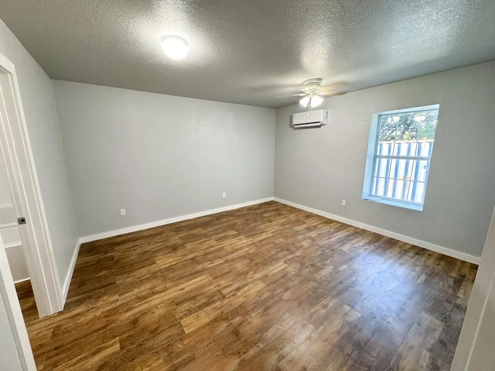 1050 1050 FM 970 #102 Florence, TX 76527