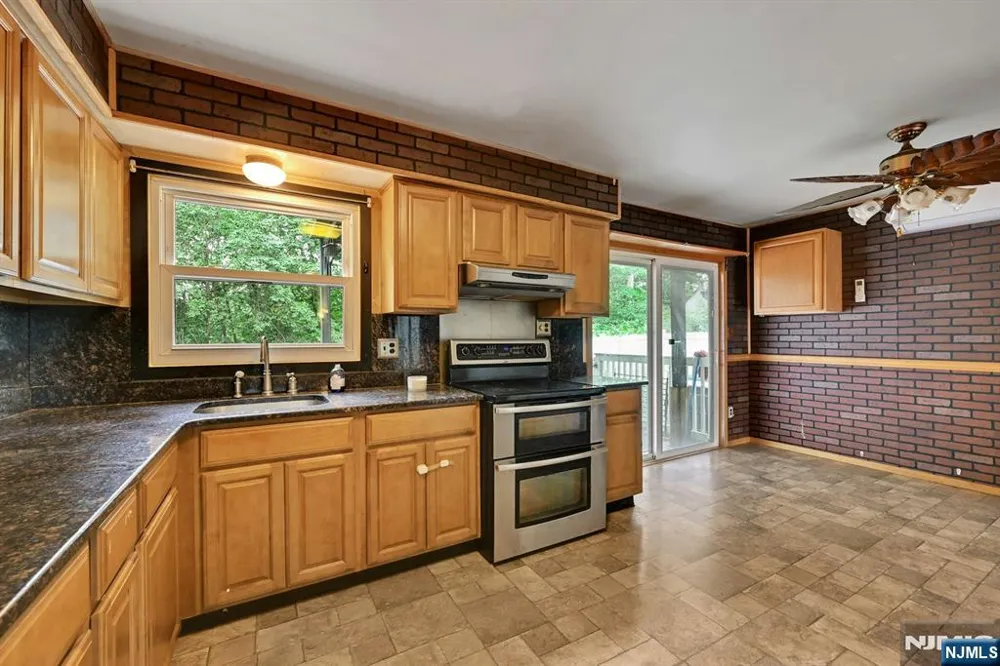 16 Essex Road Sussex, NJ 07461