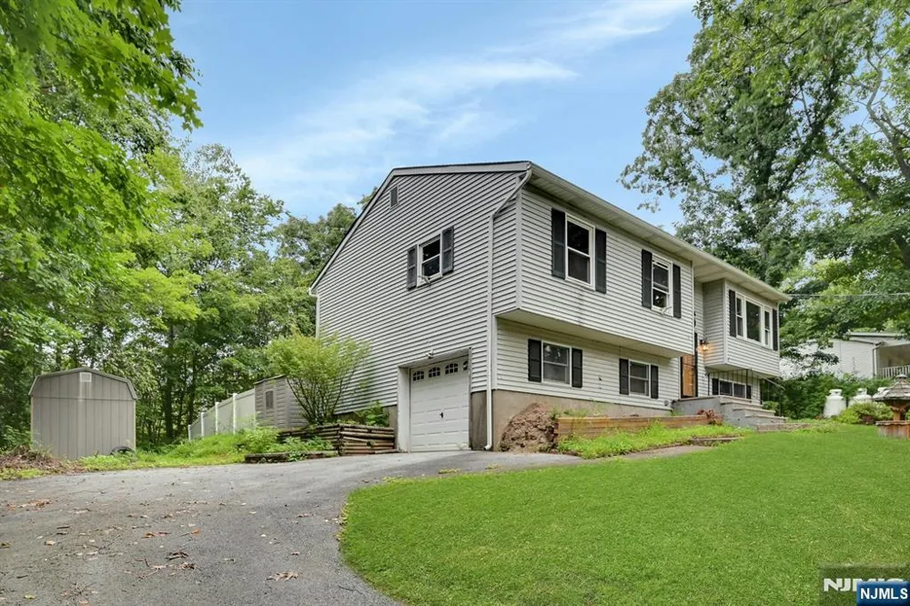 16 Essex Road Sussex, NJ 07461