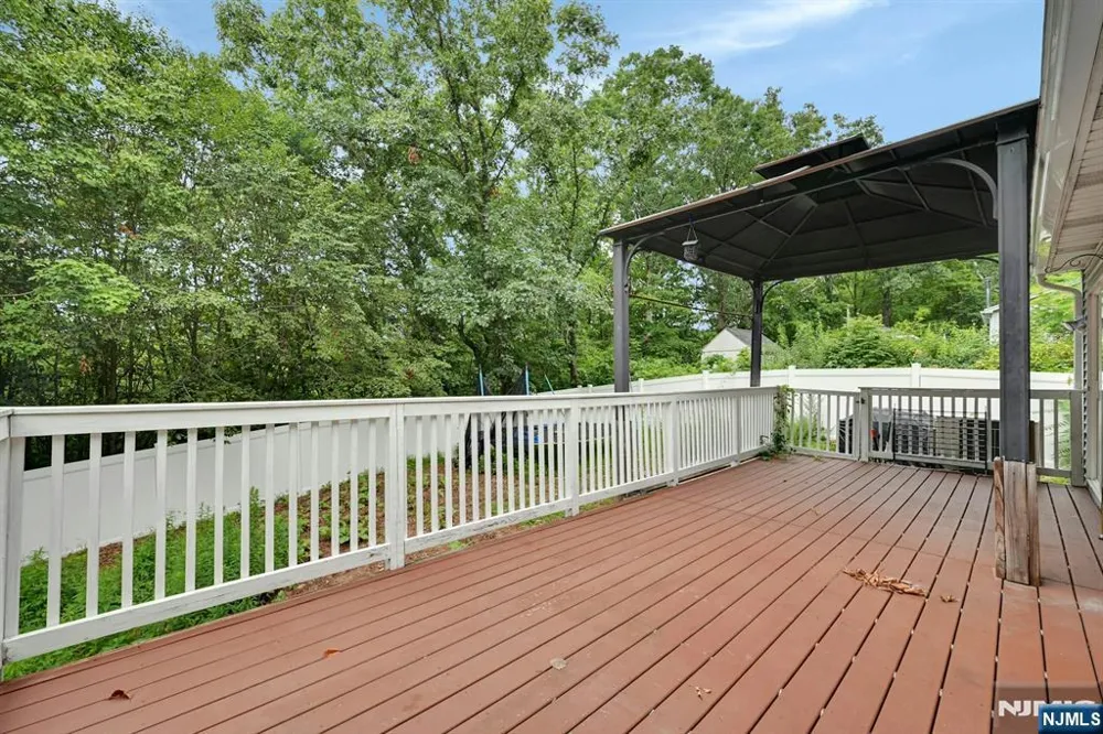 16 Essex Road Sussex, NJ 07461