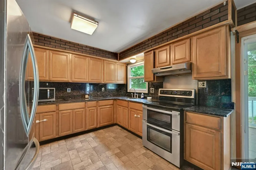 16 Essex Road Sussex, NJ 07461
