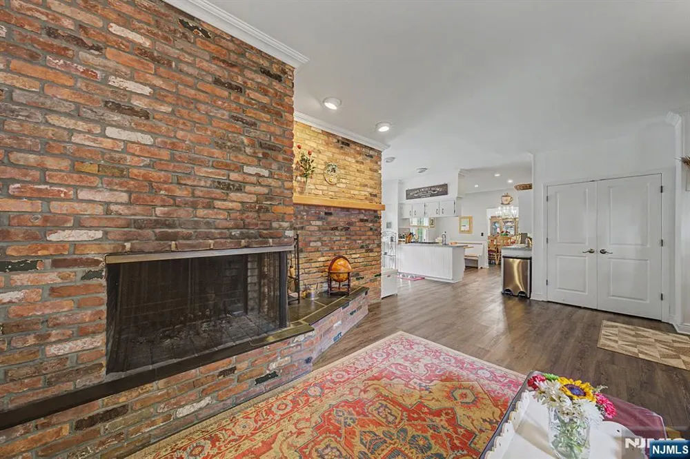 7 Commanche Trail Oakland, NJ 07436