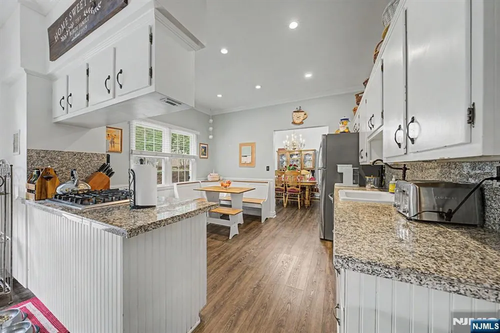 7 Commanche Trail Oakland, NJ 07436