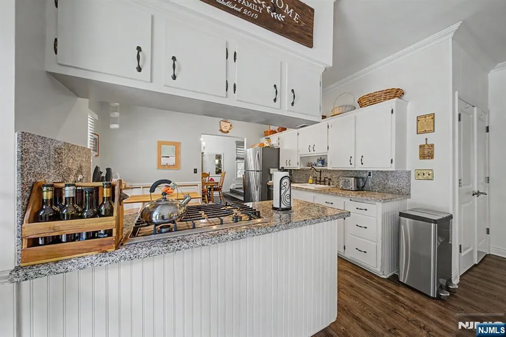 7 Commanche Trail Oakland, NJ 07436