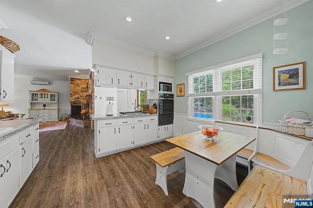 7 Commanche Trail Oakland, NJ 07436