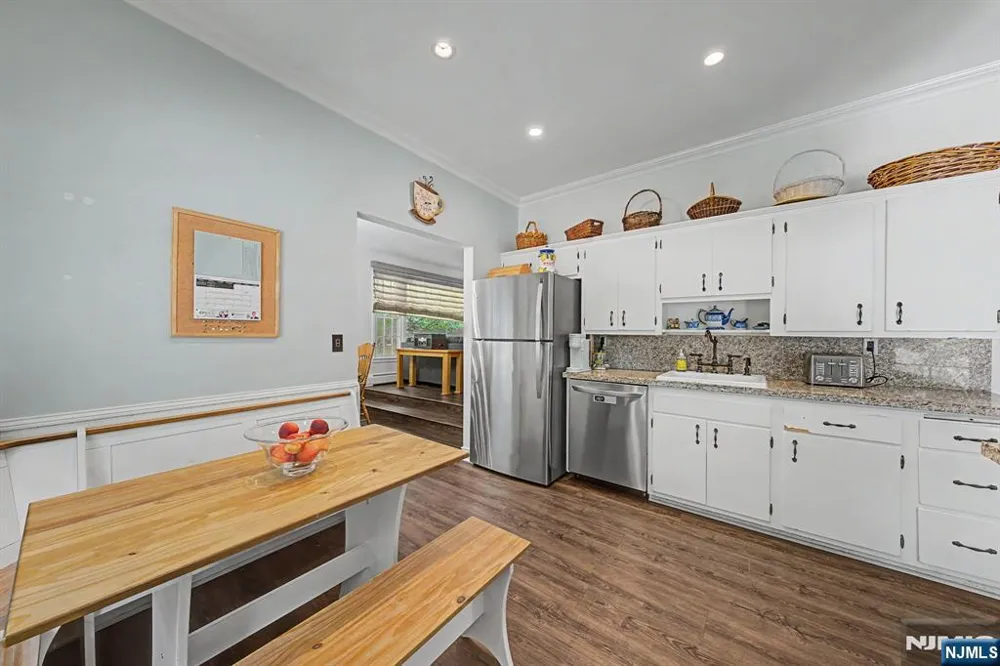 7 Commanche Trail Oakland, NJ 07436
