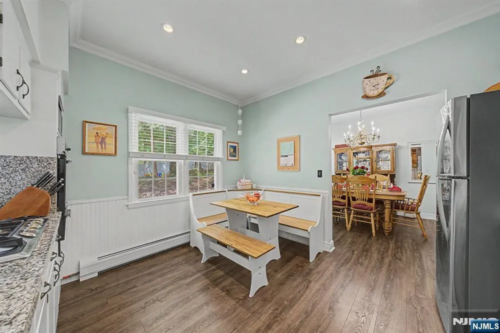7 Commanche Trail Oakland, NJ 07436