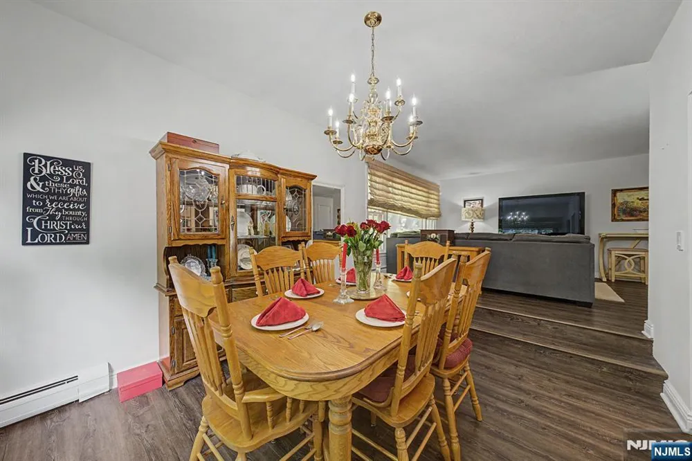7 Commanche Trail Oakland, NJ 07436