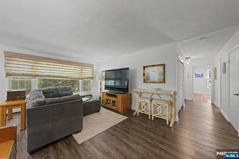 7 Commanche Trail Oakland, NJ 07436
