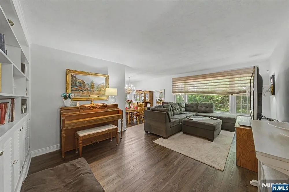 7 Commanche Trail Oakland, NJ 07436