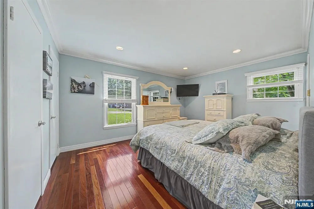 7 Commanche Trail Oakland, NJ 07436