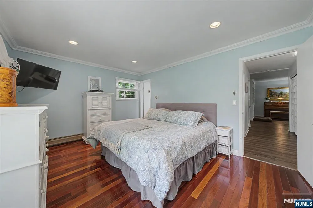 7 Commanche Trail Oakland, NJ 07436