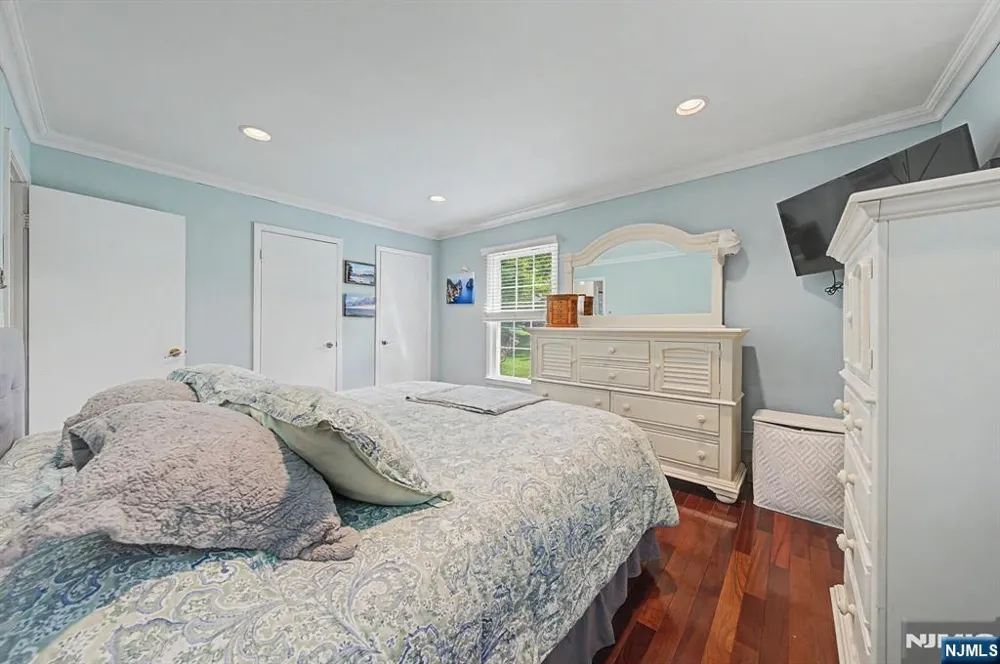7 Commanche Trail Oakland, NJ 07436