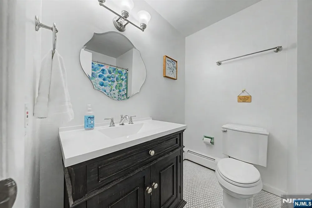 7 Commanche Trail Oakland, NJ 07436
