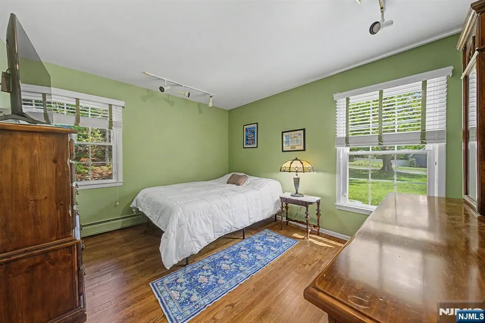 7 Commanche Trail Oakland, NJ 07436