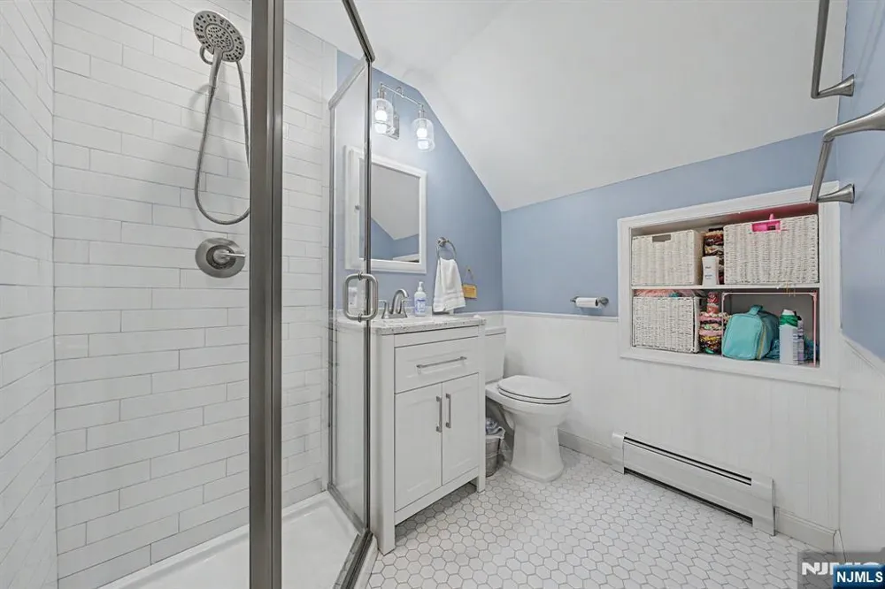7 Commanche Trail Oakland, NJ 07436