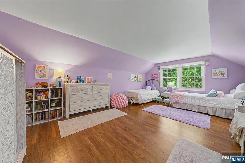 7 Commanche Trail Oakland, NJ 07436