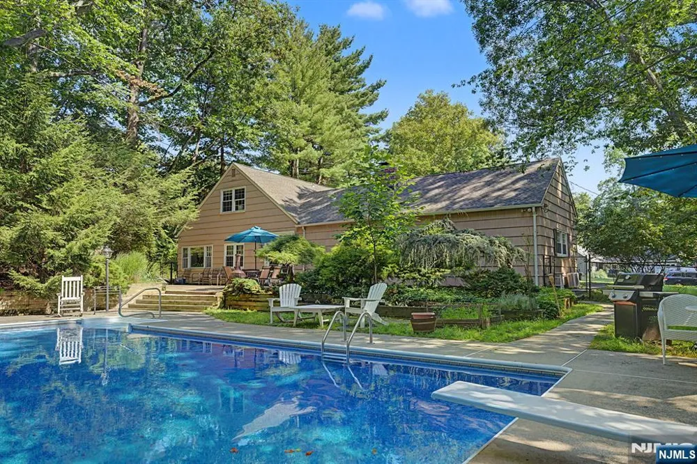 7 Commanche Trail Oakland, NJ 07436
