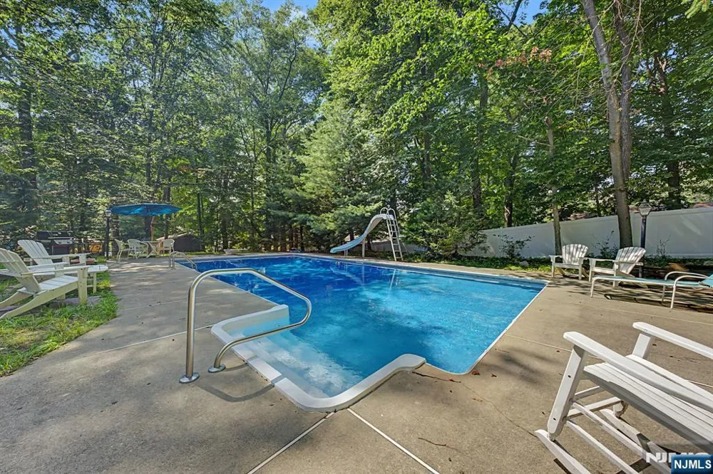 7 Commanche Trail Oakland, NJ 07436