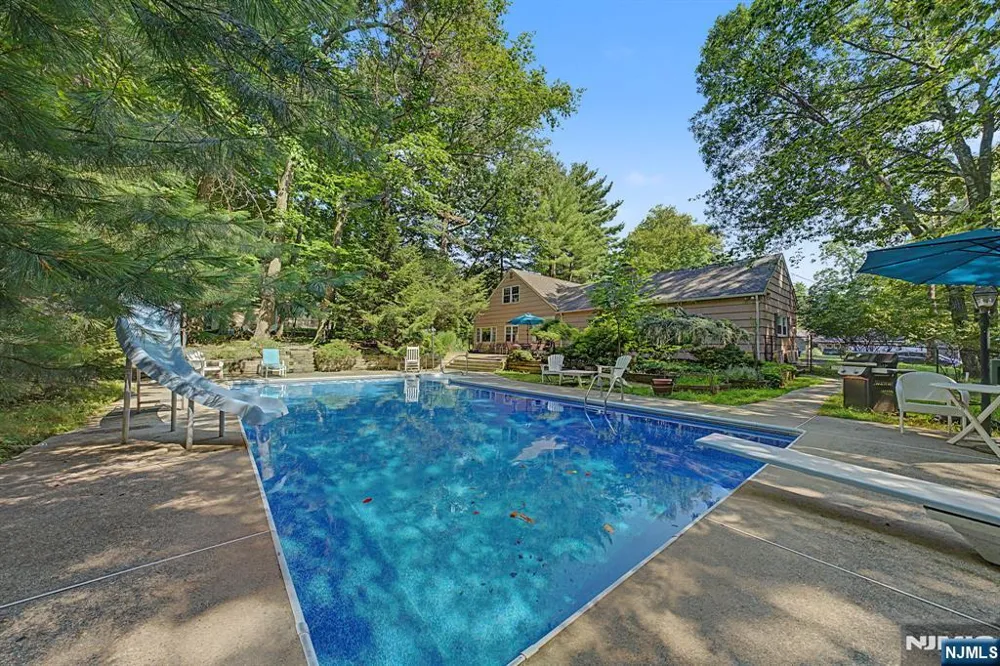 7 Commanche Trail Oakland, NJ 07436