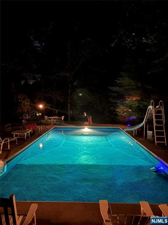 7 Commanche Trail Oakland, NJ 07436