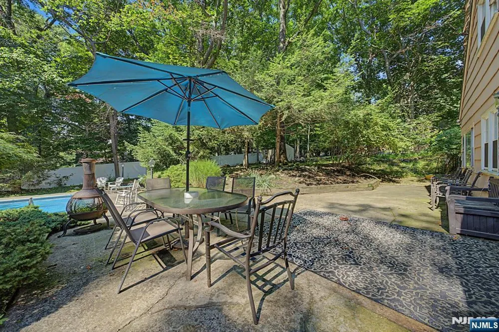 7 Commanche Trail Oakland, NJ 07436