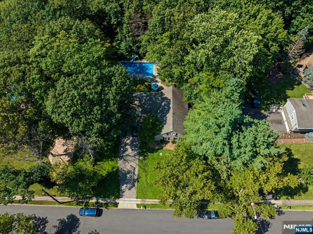 7 Commanche Trail Oakland, NJ 07436