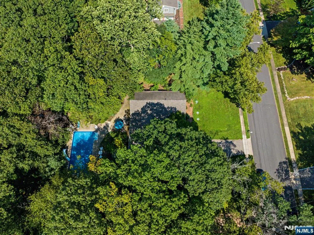 7 Commanche Trail Oakland, NJ 07436