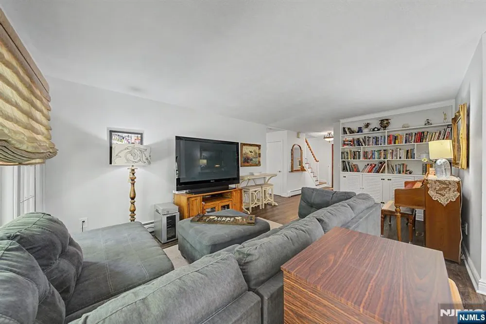 7 Commanche Trail Oakland, NJ 07436