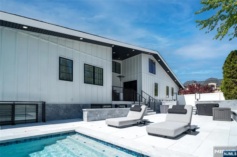 22 Berkshire Place Englewood Cliffs, NJ 07632