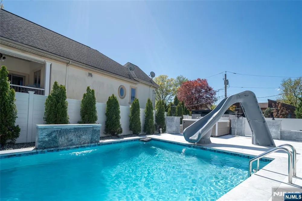 22 Berkshire Place Englewood Cliffs, NJ 07632