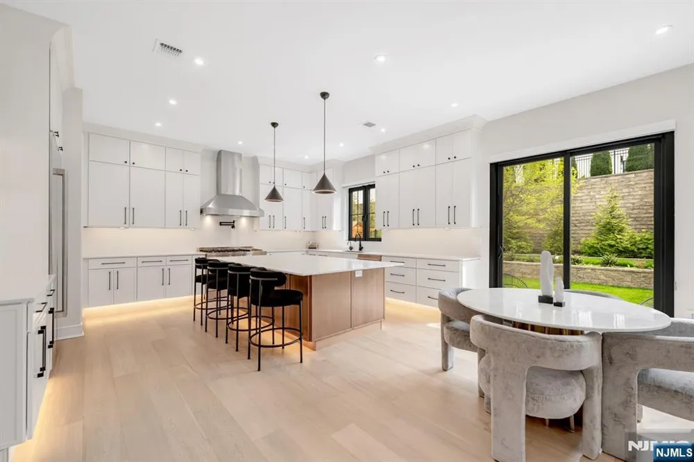 336 Lockwood Drive Paramus, NJ 07652