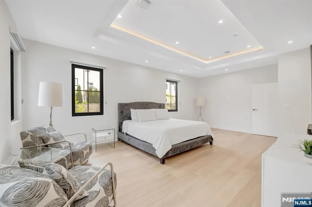 336 Lockwood Drive Paramus, NJ 07652