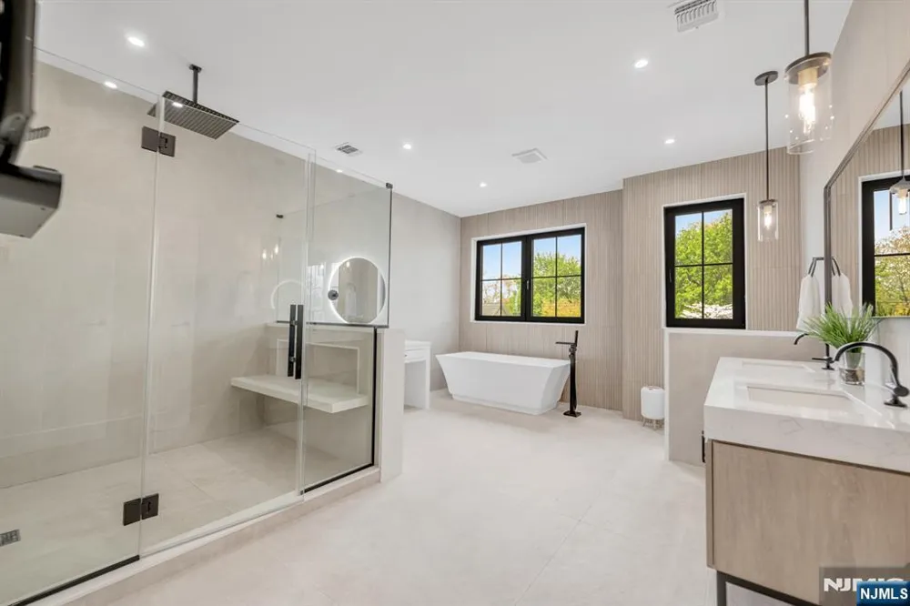 336 Lockwood Drive Paramus, NJ 07652