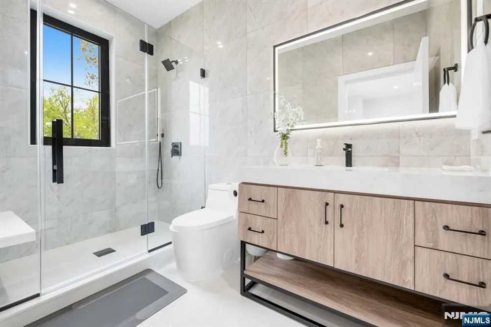 336 Lockwood Drive Paramus, NJ 07652