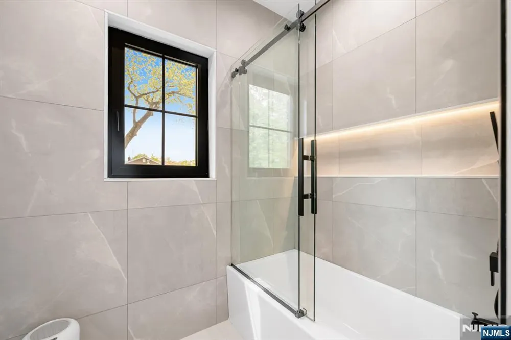 336 Lockwood Drive Paramus, NJ 07652