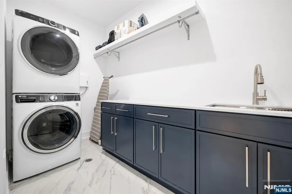 336 Lockwood Drive Paramus, NJ 07652